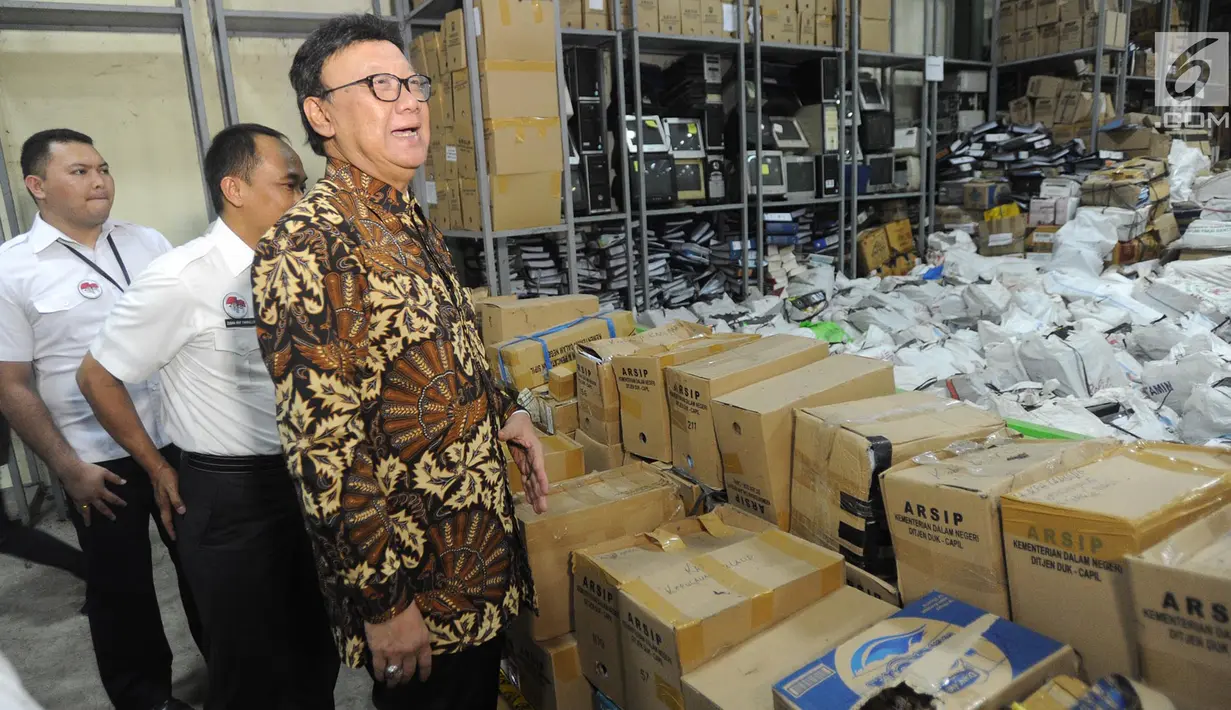 Mendagri Tjahjo Kumolo meninjau gudang penyimpanan barang inventarisasi Kemendagri di Jalan Raya Parung, Kemang, Kab Bogor (30/5). Tjahjo melihat kondisi gudang pasca-insiden tercecernya E-KTP di jalan raya Selabenda Bogor. (Merdeka.com/Arie Basuki)