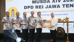 Ketua DPP REI Joko Suranto menyerahkan penghargaan kepada Walikota Semarang Mbak Ita. Foto: Liputan6.com/ Felek Wahyu