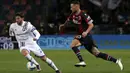 Pemain Bologna Arthur Theate (kanan) berebut bola dengan pemain Sampdoria Bartosz Bereszynski pada pertandingan Serie A di Stadion Renato Dall'Ara, Bologna, Italia, 11 April 2022. Bologna menang 2-0. (Michele Nucci/LaPresse via AP)