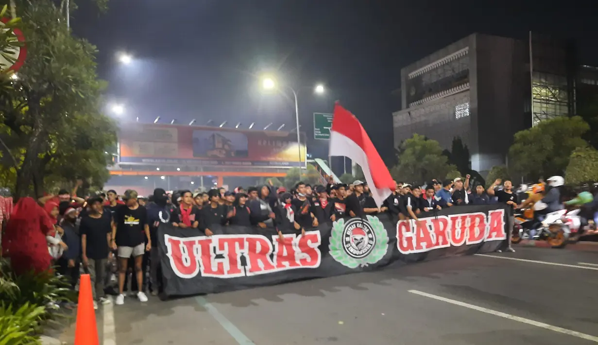 <p>Kelompok suporter Timnas Indonesia U-19 yang tergabung dalam Ultras Garuda menyambut antusias kedatangan pasukan Shin Tae-yong. (Bola.com/Zulfirdaus Harahap)</p>