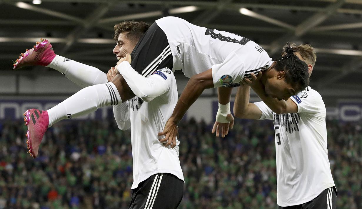 Para pemain Jerman merayakan gol yang dicetak Serge Gnabry ke gawang Irlandia Utara pada laga Kualifikasi Piala Eropa 2020 di Windsor Park, Belfast, Senin (9/9). Irlandia Utara kalah 0-2 dari Jerman. (AFP/Paul Faith)