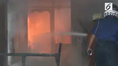 Tiga bangunan di Balekambang Condet, Kramat Jati, Jakarta Timur terbakar Senin pagi.