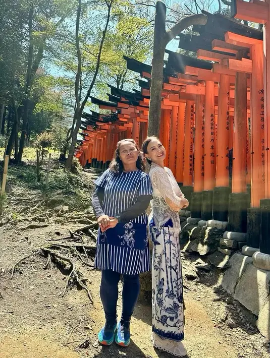 Dalam perjalanan satu hari ke Kyoto bersama teman-teman dari @arkamaya_sukma, Ira menyempatkan diri mengunjungi Fushimi Inari Taisha, kuil Shinto terkenal dengan deretan ribuan gerbang torii berwarna oranye terang yang ikonik. [@irawbw].