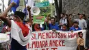 Puluhan orang melakukan aksi di depan Kedubes Belanda di Jakarta, Rabu (23/11). Mereka meminta pemerintah Belanda menghentikan upaya mendorong investasi dalam pembangunan infrastruktur di Teluk Jakarta. (Liputan6.com/Helmi Fithriansyah)