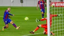 Pemain Barcelona, Martin Braithwaite, melepaskan tendangan ke gawang Real Sociedad pada laga Liga Spanyol di Stadion Camp Nou, Kamis (17/12/2020). Barcelona menang dengan skor 2-1. (AP/Joan Monfort)