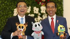 Presiden Joko Widodo memegang boneka maskot Asian Games 2018 saat berfoto bersama dengan Perdana Menteri China Li Keqiang di Istana Bogor (7/5). Pertemuan itu untuk menyepakati dua poin kerjasama. (AFP/Pool/Dita Alangkara)