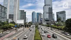 Kondisi lalu lintas di Tol Dalam Kota, Jakarta, Kamis (24/2/2022). Mulai 26 Februari 2022 pukul 24.00 WIB, tarif Tol Dalam Kota mengalami kenaikan sebesar Rp 500 berlaku untuk semua golongan kendaraan. (merdeka.com/Iqbal S. Nugroho)