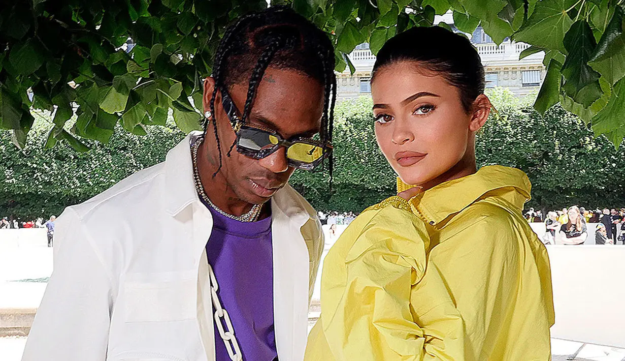 Kylie Jenner dan Travis   Scott menjadi model cover   majalah dan hal itu membuat   Tyga sangat menyesal. (SWAN GALLET/WWD/REX/SHUTTERSTOCK/HollywoodLife)