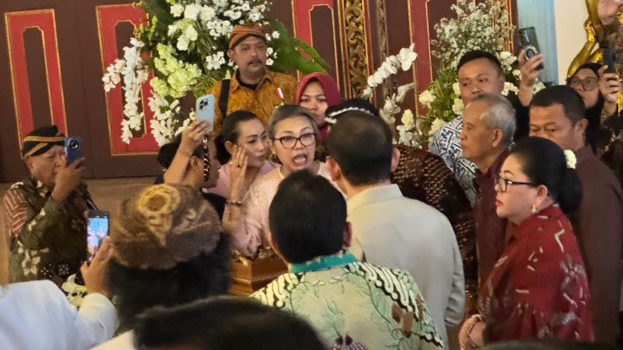 Suasana Keraton Surakarta kembali diwarnai ketegangan, Minggu (18/1/2026).