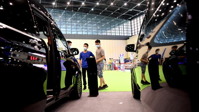 Pengunjung melihat-lihat mobil dalam Pameran Otomotif Internasional China Tengah ke-9 di Zhengzhou, Ibu Kota Provinsi Henan, China tengah, Jumat (12/6/2020). Lebih dari 70 merek mobil dari China dan luar negeri berpartisipasi dalam pameran tersebut. (Xinhua/Zhu Xiang)