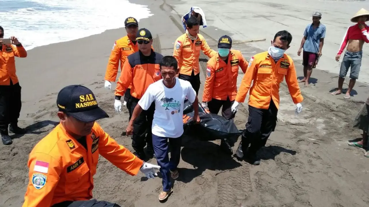 Ilustrasi – evakuasi korban tenggelam di pantai selatan. (Foto: Liputan6.com/Basarnas/Muhamad Ridlo)