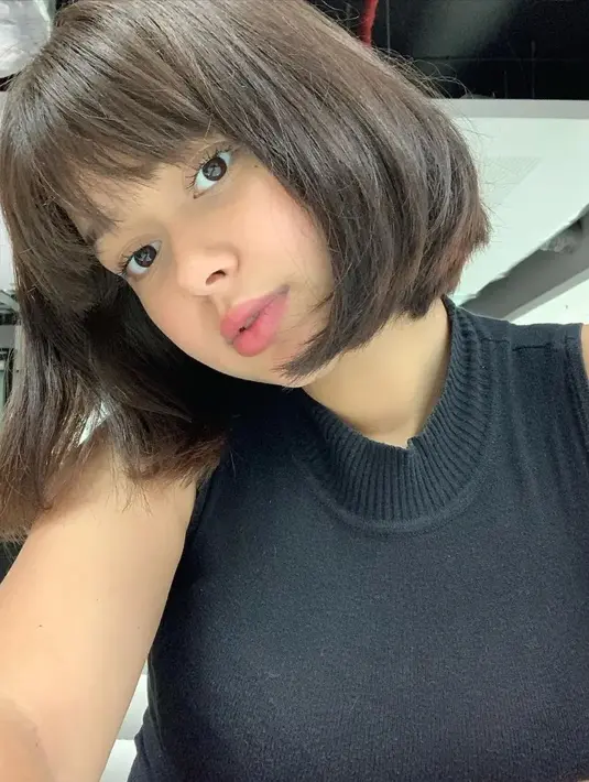 Tidak hanya dengan rambut panjang, Rebecca Klopper tampil berani dengan rambut pendek [@rebeccaklopper1]