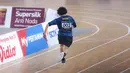 Selebritas Indonesia, Bastian Steel berlomba pada cabang olahraga lari estafet 400 meter nomor campuran Turnamen Olahraga Selebriti Indonesia (TOSI) di GOR UNJ, Rawamangun, Jakarta, Minggu (30/07/2023). Timnya berhasil finis dengan catatan waktu 1 menit 0,59 detik. (Bola.com/Bagaskara Lazuardi)