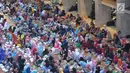 Umat muslim menanti waktu berbuka puasa pada hari kedua bulan Ramadan di Masjid Istiqlal, Jakarta, Minggu (28/5). Sebanyak 5000 kotak makanan dibagikan untuk berbuka pada gari Jumat - Minggu. (Liputan6.com/Helmi Afandi) 