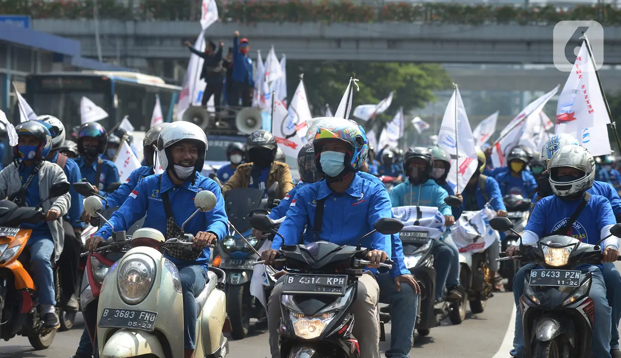 Massa dari elemen Serikat Buruh Sejahtera Indonesia (SBSI) dengan membawa atribut menuju gedung DPR/MPR, Jakarta, Kamis (8/10/2020). Mereka berencana demonstrasi di depan gedung DPR menolak pengesahan Omibus Law atau Undang-undang Cipta Kerja. (merdeka.com/Imam Buhori)