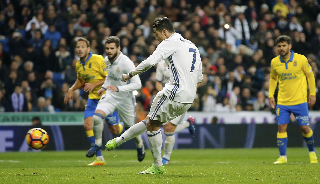 Cristiano Ronaldo mencetak dua gol pada menit  akhir membuat Real Madrid selamat dari kekalahan melawan Las Palmas pada lanjutan La Liga Spanyol di Santiago Bernabeu stadium, Madrid, (1/3/2017). Madrid bermain imbang 3-3.  (AP/Paul White)