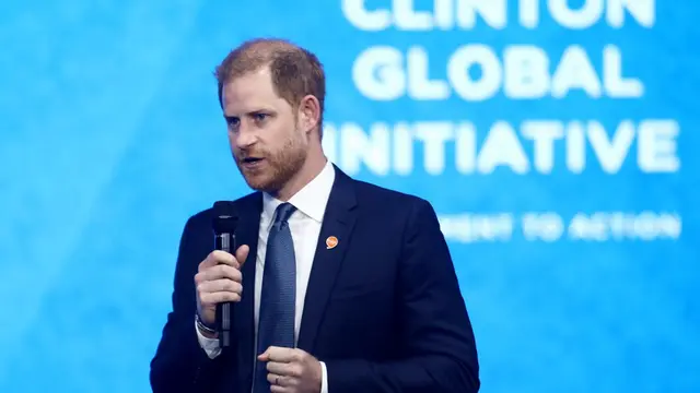 Meghan Markle Menyala dengan Daur Ulang Gaun Lama Tanpa Pangeran Harry yang Tur ke Afrika
