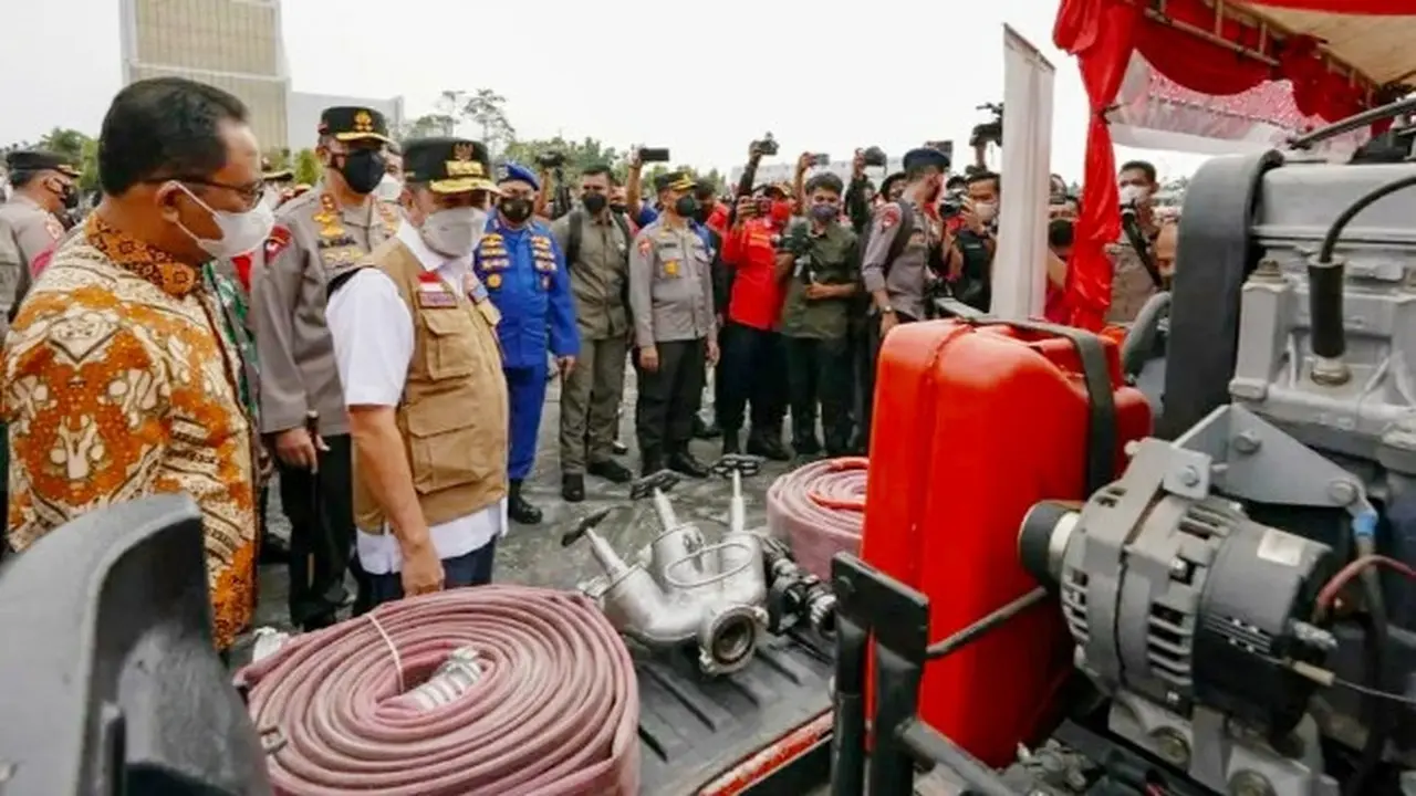 Gubernur Riau Syamsuar mengecek alat pemadam api dalam apel siaga kebakaran hutan dan lahan.