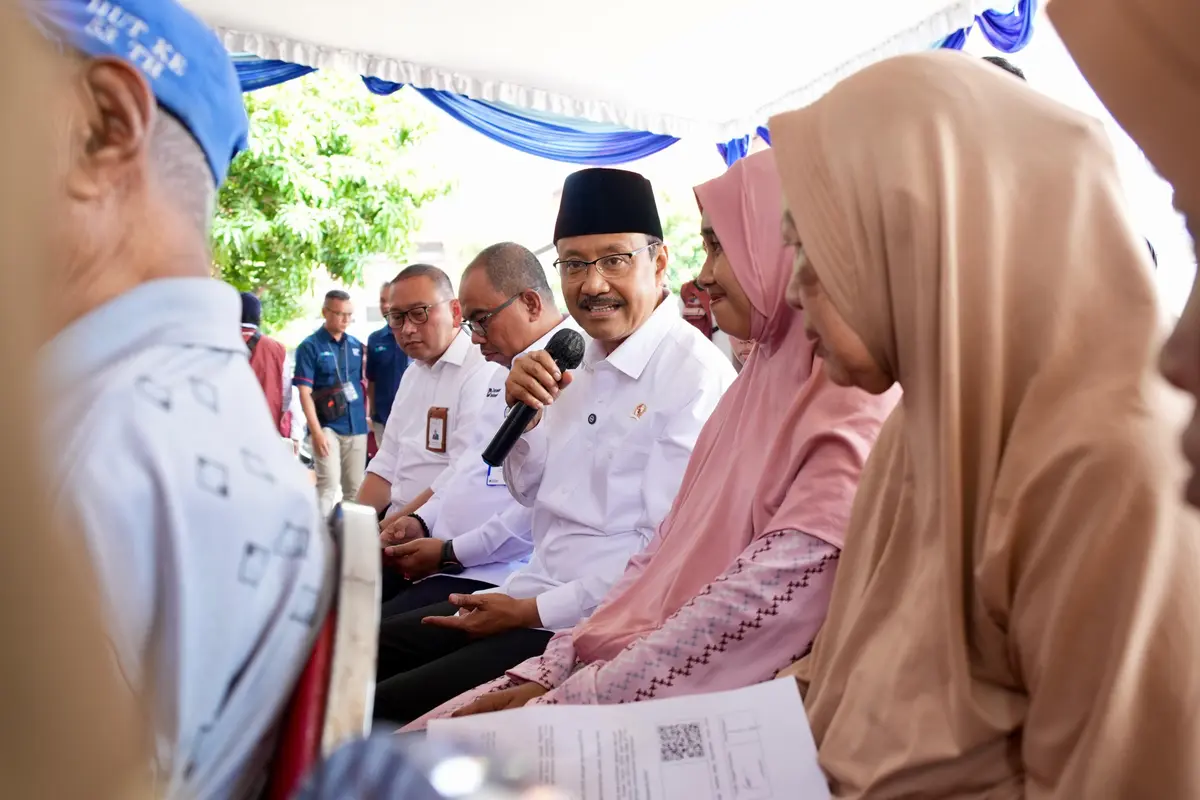 Mensos Gus Ipul saat berkomunikasi dengan penerima manfaat BLTS di wilayah Jawa Timur.