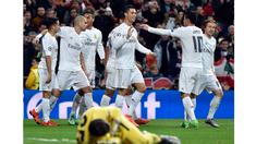 Cristiano Ronaldo, James Rodriguez  dan para pemain Real Madrid merayakan gol ke gawang AS Roma pada leg kedua babak 16 besar  Liga Champion di Stadion Santiago Bernabeu, Madrid, Rabu (9/3/2016) dini hari WIB.  (AFP/Gerard Julien)
