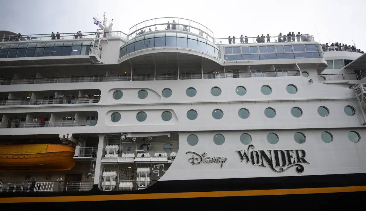 Penampilan kapal pesiar Disney Wonder yang melintasi terusan Panama, Panama (29/4). Kapal milik Disney ini merupakan kapal pesiar pertama yang melintasi terusan Panama. (AFP Photo/Rodrigo Arangua)