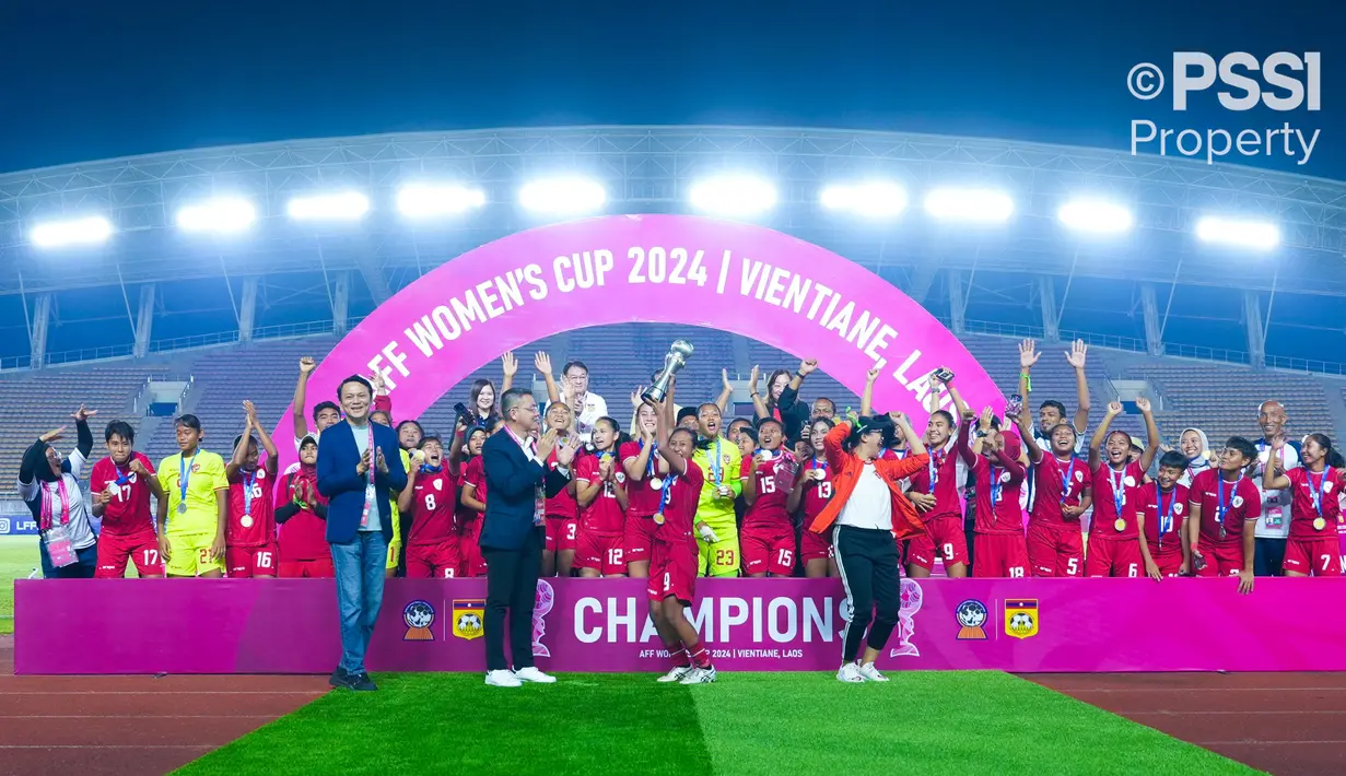 Para pemain Timnas Indonesia Putri merayakan gelar juara Piala AFF Wanita 2024 setelah mengalahkan Kamboja 3-1 pada laga final yang berlangsung di New Laos National Stadium, Vientiane, Kamis (05/12/2024) malam WIB. (Dok. PSSI)