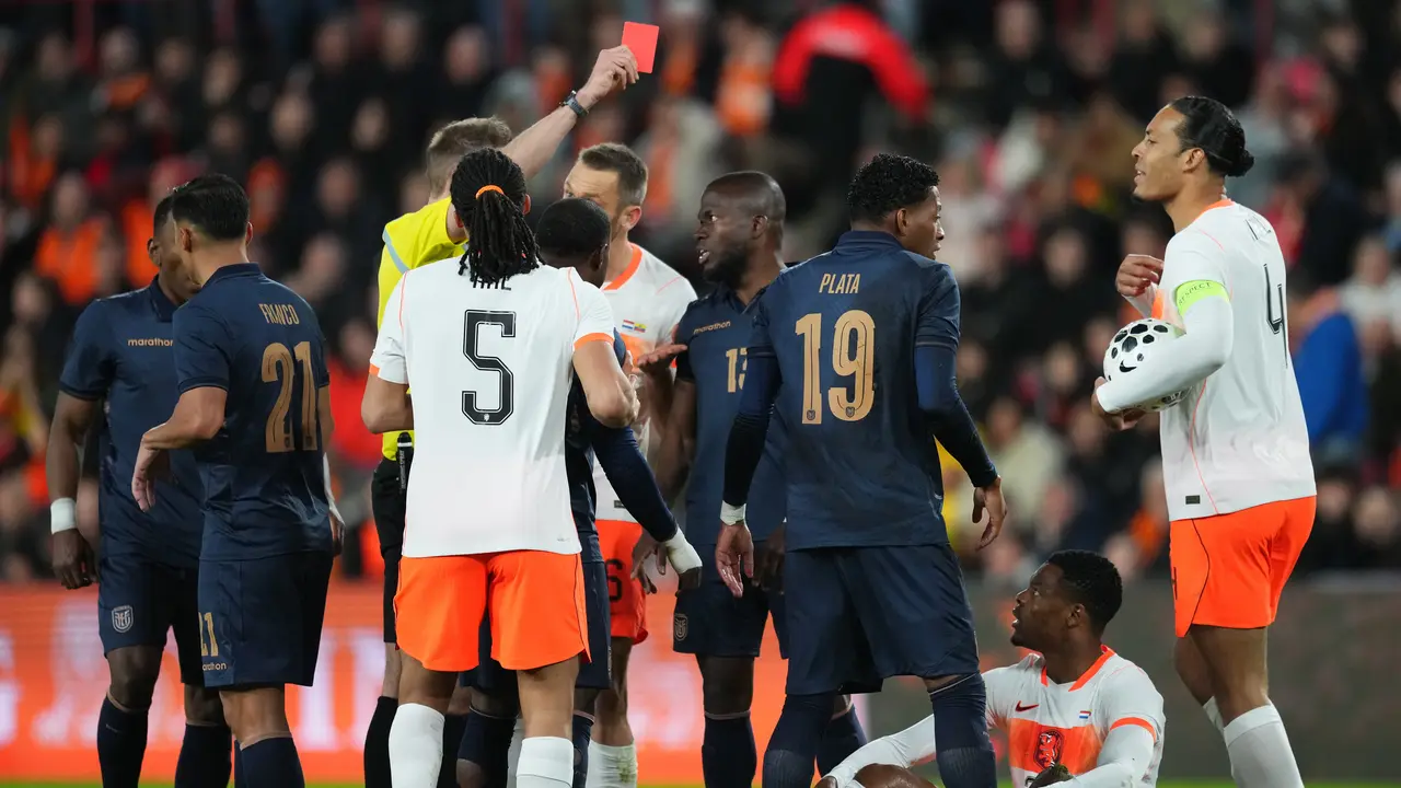 Wasit memberikan kartu merah pada Denzel Dumfries di laga uji coba antara Belanda vs Ekuador di Philips Stadion, Rabu (01/04/2026) dini hari WIB.