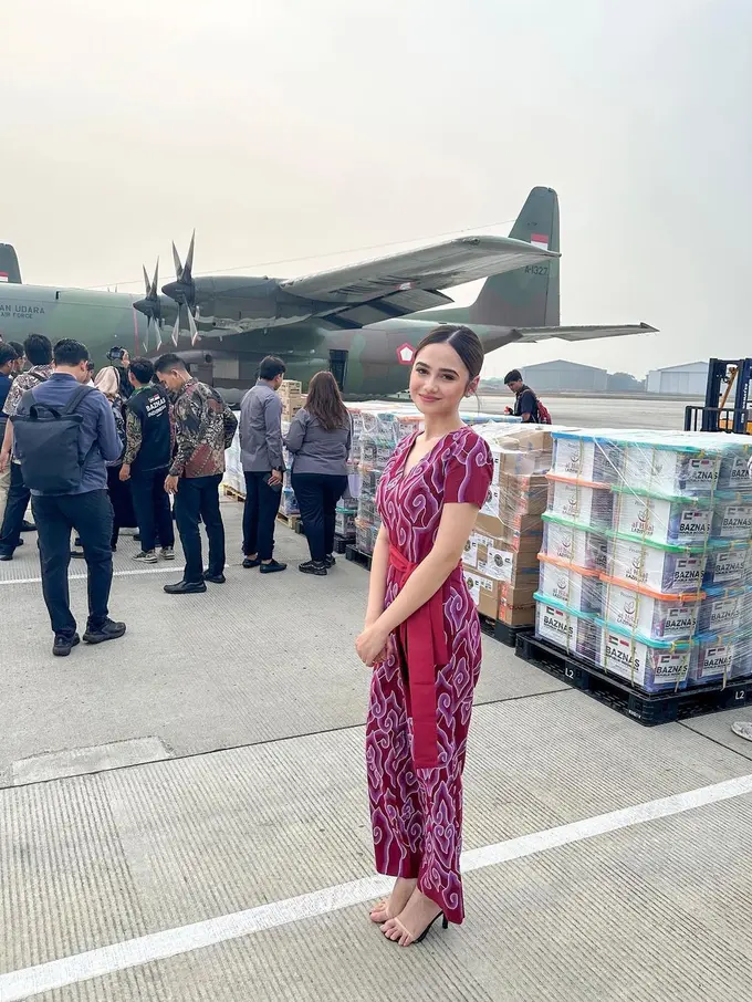 Potret Syifa Hadju Hadiri Pengiriman Bantuan Kemanusian untuk Gaza