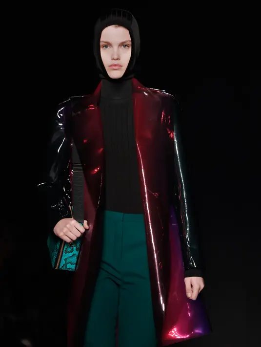 Model berjalan mengenakan hijab modern dan busana koleksi terbaru merek legendaris Paris, Lanvin di Paris Fashion Week Fall/Winter 2018/2019, Rabu (28/2). Hijab itu menyerupai hijab instan atau biasa disebut ciput ninja di Indonesia. (Patrick KOVARIK/AFP)