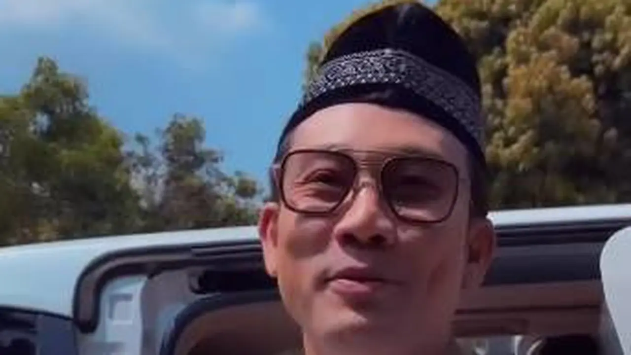 Pakai Peci dan Baju Koko, Ini 7 Momen Denny Sumargo Berkunjung ke Pesantren Gus Miftah