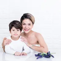 6 Potret Azka Anak Nikita Mirzani Saat Diajak Billy Syahputra Main Sepak Bola. (Foto: Instagram/azkaraqillamawardi_al)