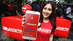 Ketua DPP Partai Solidaritas Indonesia (PSI), Isyana Bagoes Oka menunjukkan aplikasi GoAhok PSI saat peluncuran di Jakarta, Kamis (31/3). (Liputan6.com/Immanuel Antonius)
