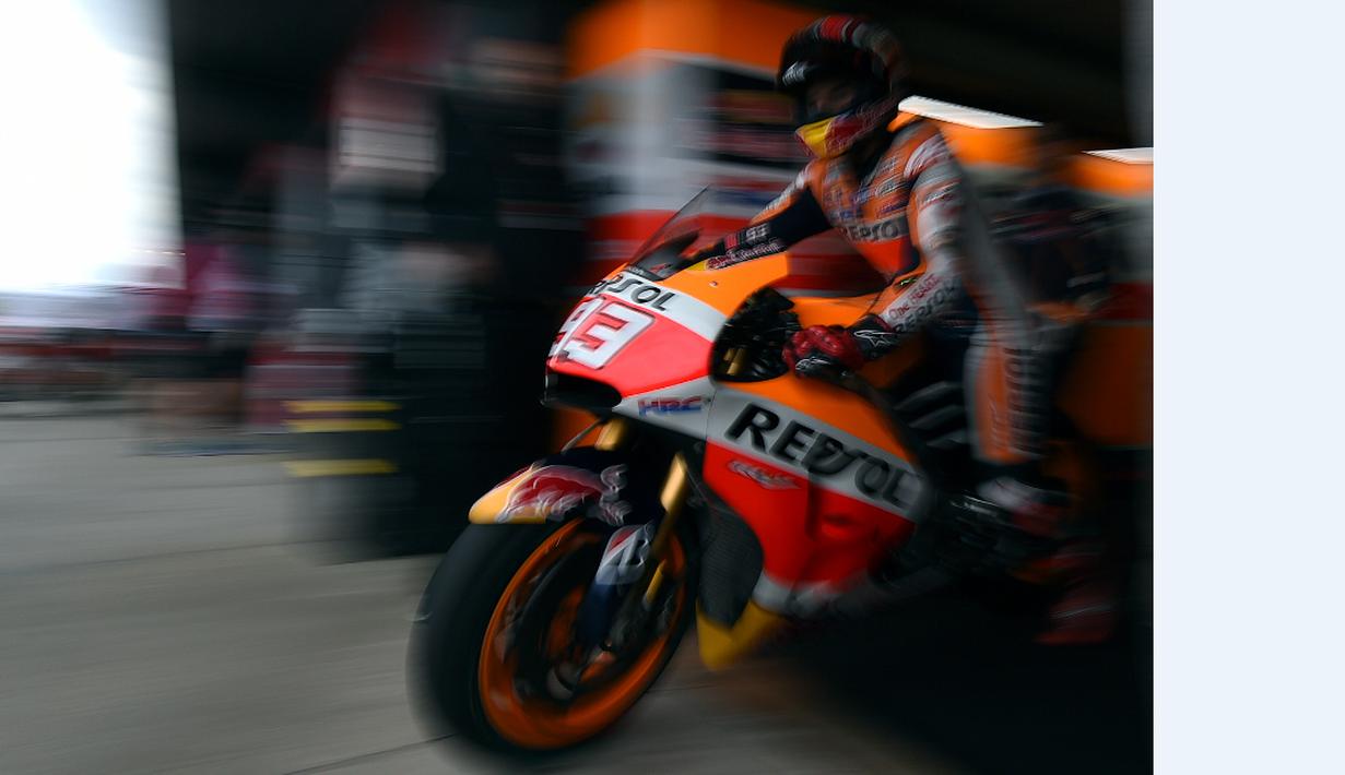 Pebalap Repsol Honda, Marc Marquez, saat meninggalkan pit lane dalam latihan bebas pertama MotoGP Australia di Sirkuit Phillip Island, Jumat (16/10/2015). (AFP Photo/Saeed Khan)