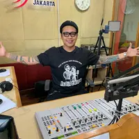 Gofar Hilman melaksanakan siaran 34 jam dalam program Hard Rockers Show Radiothlon tanpa Ary Kirana. (Istimewa)