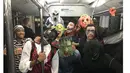 Siapa sangka kalau sosok superhero Batman yang berdiri dengan gerombolan bertopeng seram ternyata adalah striker Luis Suarez. Para pemain Barcelona merayakan pesta kostum Halloween dengan tema "Barcaween" pada Sabtu (31/10/2015).  (FCBARCELONA.COM)