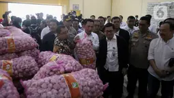 Kabareskrim Polri Komjen Pol Listyo Sigit Prabowo meninjau ketersediaan bawang putih di gudang PT Food Station Tjipinang Jaya, Jakarta, Rabu (18/3/2020). Kabareskrim mengatakan ketersediaan bahan pokok khususnya beras di Jakarta cukup hingga Hari Raya Lebaran 2020. (merdeka.com/Iqbal Nugroho)