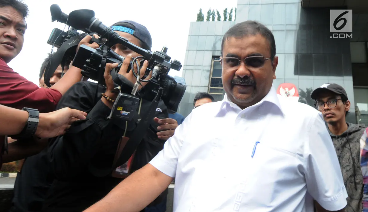 Bupati Karimun Aunur Rafiq usai menjalani pemeriksaan di Gedung KPK, Jakarta, Senin (27/8). Aunur menjadi saksi untuk tersangka Kasi Pengembangan Pendanaan Kawasan Perumahan dan Permukiman Kementerian Keuangan Yaya Purnomo. (Merdeka.com/Dwi Narwoko)