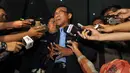 Eks Menteri ESDM, Jero Wacik enggan menanggapi pertanyaan wartawan yang menunggunya di Gedung KPK, Jakarta, Kamis (22/11/2014). (Liputan6.com/Miftahul Hayat)