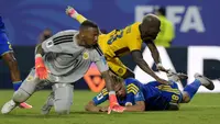 Penyerang Ekuador bernomor punggung 13, Enner Valencia, gagal memanfaatkan peluang melawan kiper Curacao bernomor punggung 01, Eloy Room, dan bek Curacao bernomor punggung 18, Armando Obispo, dalam pertandingan Grup E Piala Dunia 2026 antara Ekuador dan Curaçao di Stadion Kansas City, Kansas City, pada 21 Juni 2026. (JUAN MABROMATA/AFP)
