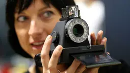 Pengunjung wanita mengoperasikan kamera Mustahil I-1 saat berlangsungnya Pameran Photokina di Cologne, Jerman, (20/9). Pameran ini berlangsung 20-25 September 2016. (REUTERS/Fabrizio Bensch)