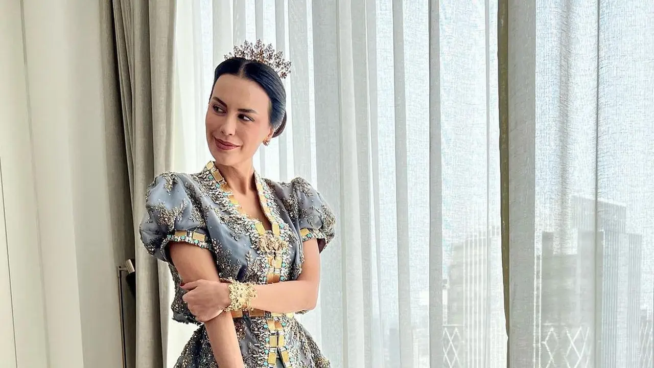 Potret Anggun Sophia Latjuba dalam Balutan Busana Adat Bugis di Pernikahan Eva Celia dan Demas Narawangsa