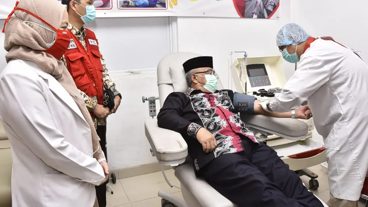 Wali Kota Depok Mohammad Idris mengikuti donor plasma konvalesen di PMI Kota Depok untuk membantu pasien Covid-19.