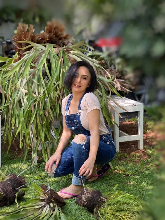 7 Gaya Yuni Shara Berkebun, Dari Pakai Daser Hingga Celana Sobek