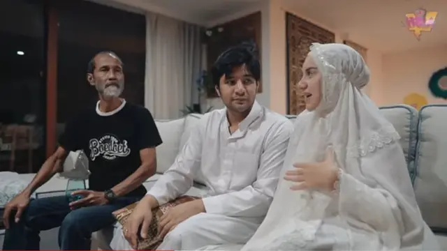 6 Momen Ammar dan Irish Bella Tarawih Bareng di Hari Pertama Ramadhan, Syahdu