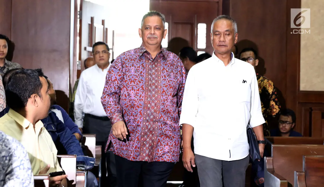 Dirut PT PLN Persero Sofyan Basir (tengah) bersiap menjadi saksi sidang dugaan suap pembangunan PLTU Riau-1 dengan terdakwa Idrus Marham di Pengadilan Tipikor, Jakarta, Selasa (12/2).(Liputan6.com/Helmi Fithriansyah)