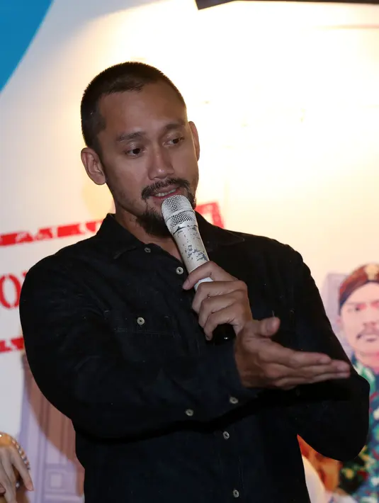 "Pernah berantem di lapangan karena capek. Ngomong kenceng-kencengan karena mencakup nasib banyak orang. Akhirnya kita baikan karena tahu sama-sama salah. Sama-sama capek," kata suami Mieke Amalia ini. (Nurwahyunan/Bintang.com)