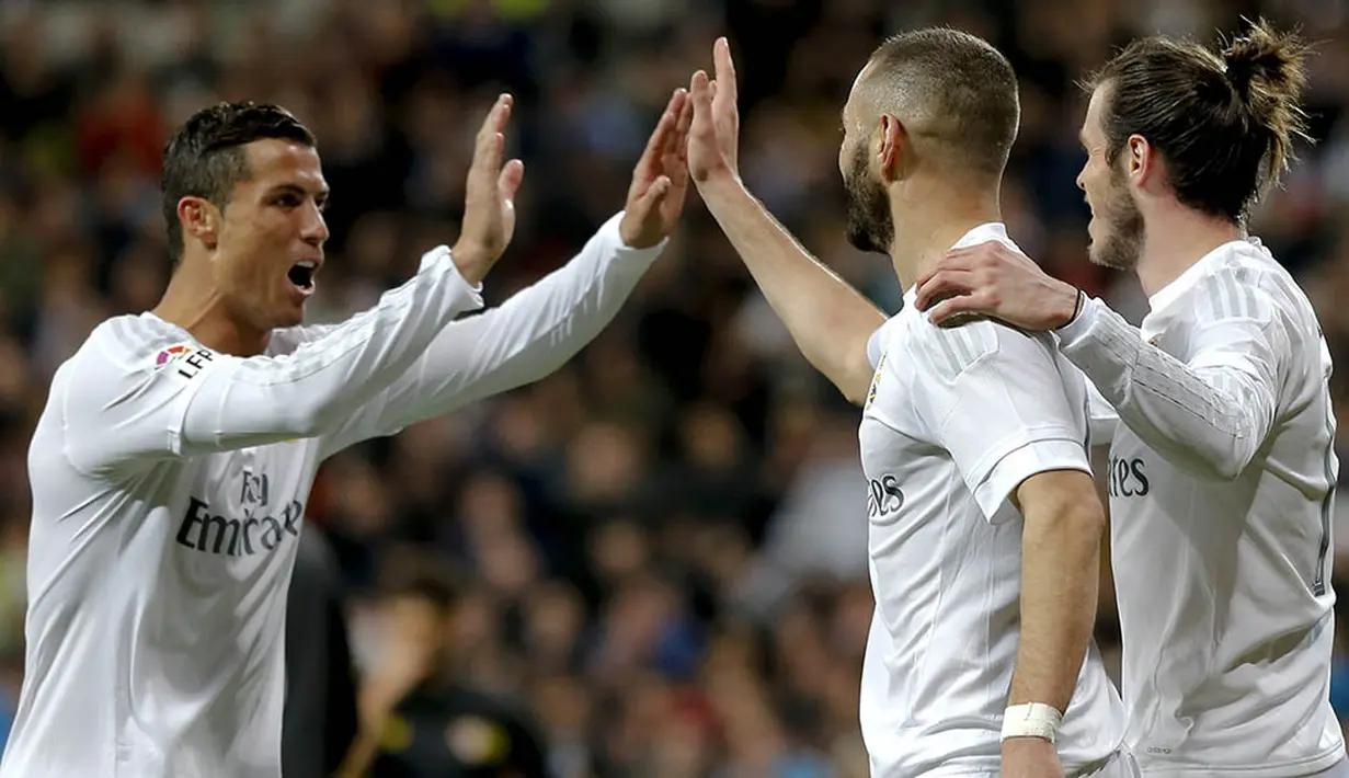 Para pemain Real Madrid merayakan gol yang dicetak Karim Benzema ke gawang Sevilla pada laga La Liga Spanyol di Stadion Santiago Bernabeu, Madrid, Minggu (20/3/2016). Madrid berhasil menang 4-0 atas Sevilla. (EPA/Ballesteros)