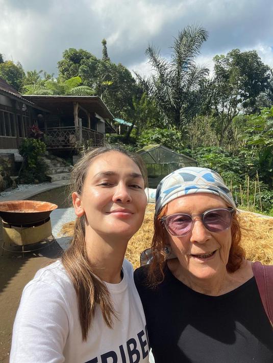 <p>Sabtu (6/8/2022), Luna Maya mengunggah sejumlah foto bersama ibunda tercinta, Desa Maya. Melansir dari berbagai sumber, ibunya keturunan Austria, bernama Waltraud Maier. Ia lantas ganti nama menjadi Desa Maya dan menetap di Bali. Bintang film Suzzanna Bernapa Dalam Kubur menyelamati ibunda yang bertambah usia. Ia tak menyebut usia ibunda kini. (Foto: Instagram @lunamaya)</p>