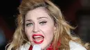 Di atas panggung, Madonna menangis tersedu-sedu sambil mengungkapkan isi hatinya. (Bintang/EPA)