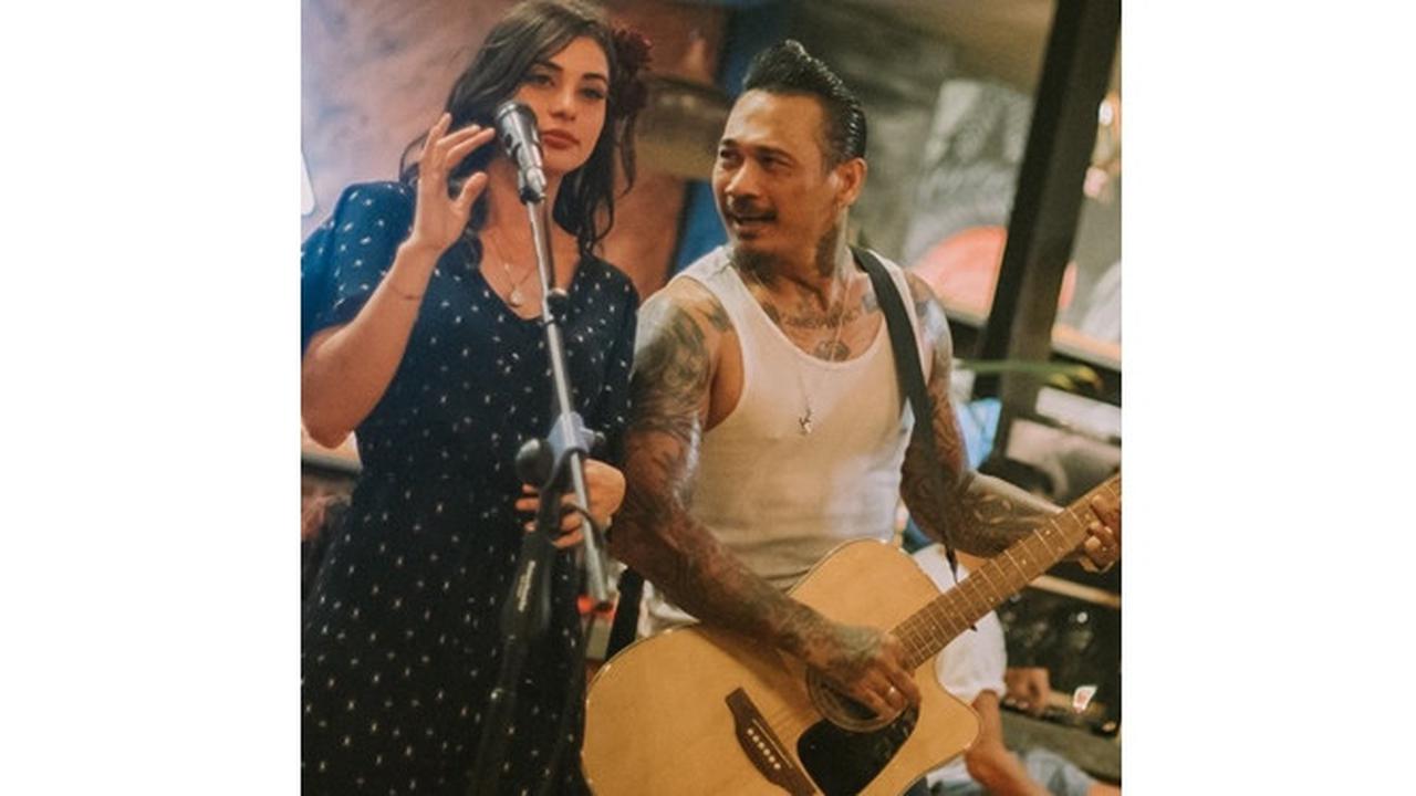 Selalu Menemani, Ini 6 Potret Setia Nora Alexandra dengan Jerinx SID